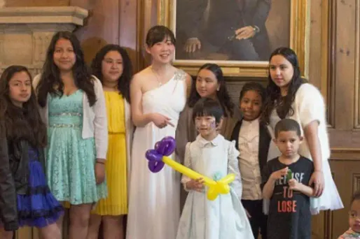 Yiru Sun a reçu 60 enfants pour ce qui devait être son repas de mariage.