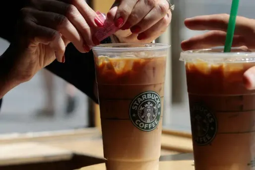 Trop de glaçons dans son café : elle attaque réclame 5 millions de dollars à Starbucks