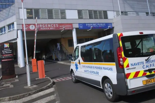 Près de 200 personnes ont battu le pavé mercredi matin entre le CHM et l'antenne de Mayotte de l'Agence Régionale de Santé.