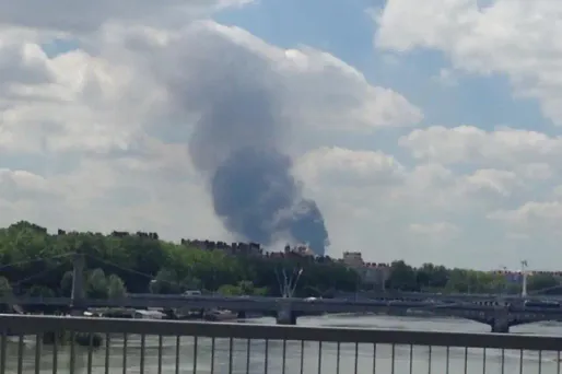Un mort dans l'incendie d'une usine chimique classée Seveso près de Lyon