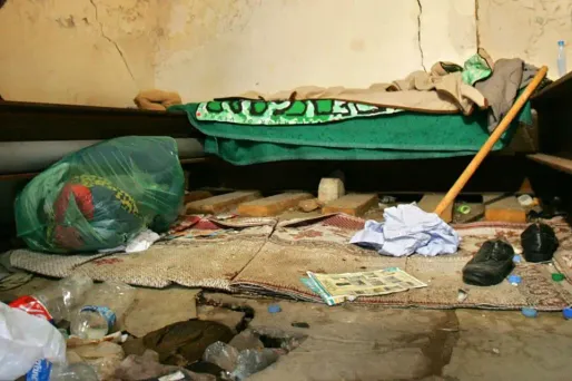 Le sol de l'appartement était jonché de détritus.