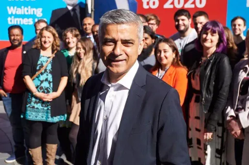 Député de Tooting, un quartier populaire du sud de Londres, Sadiq Khan succède à l'excentrique conservateur Boris Johnson.