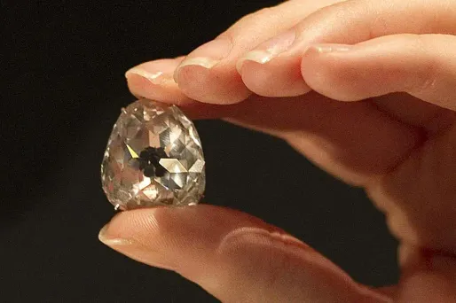 Prix record pour un diamant acheté 63 millions de dollars