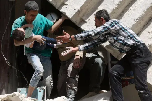 Des civils d'Alep en train d'évacuer un hôpital après un bombardement.