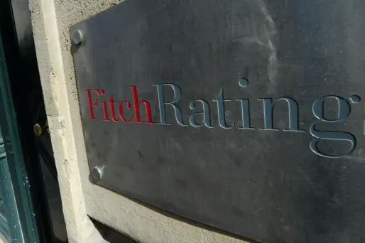 La note de la dette britannique passe de AA+ à AA avec perspective négative.