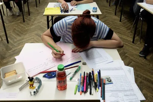 Les élus ont également adopté une bourse annuelle supplémentaire de 500 euros pour 200 jeunes ayant accompli un "parcours exceptionnel".