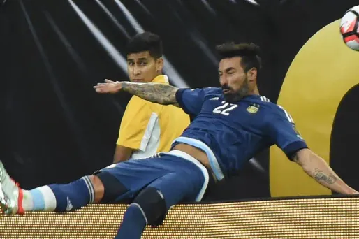 En pleine action, Lavezzi est passé par-dessus les barricades publicitaires.