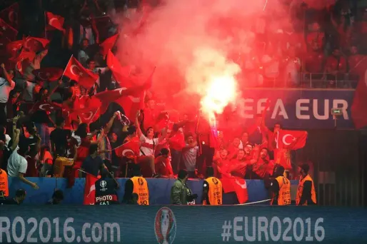 Les supporters turcs ont également lancé des pétards sur la pelouse.