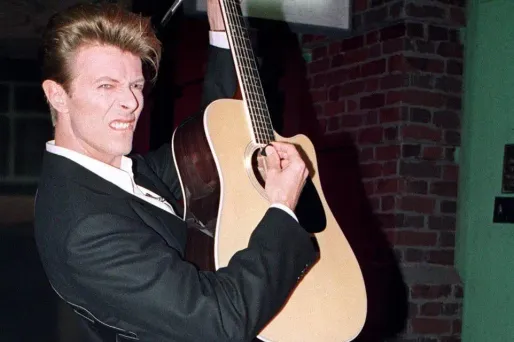 Etats-Unis : une boucle de cheveux de David Bowie mise aux enchères