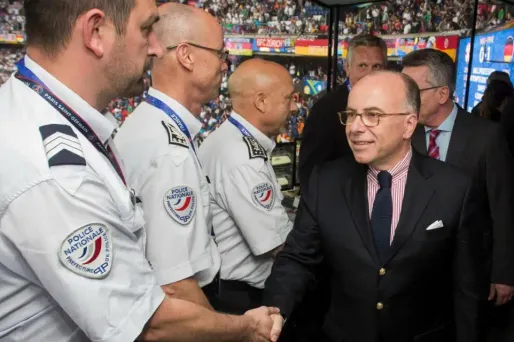 Le ministre de l'Intérieur a salué les forces du PC du Parc des Princes.