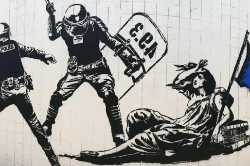 La fresque représente une Marianne se faisant battre par la police.