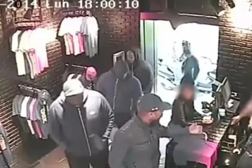 Image issue de la vidéo-surveillance de la boutique où a été violemment agressé un vendeur.