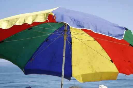 Un homme frappé à la tête par un parasol soulevé par le souffle d'un hélico