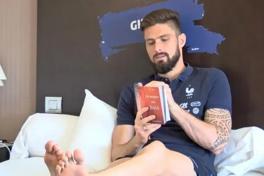 Moment d'intimité pour Olivier Giroud, à Clairefontaine.