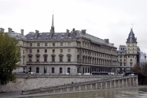 Viol présumé au "36" : le parquet requiert le renvoi des deux policiers aux assises