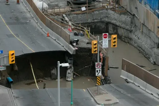 Le trou a englouti une voiture.