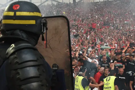 Un CRS faisant face aux supporters hongrois pendant le match contre l'Islande, au stade Vélodrome le 18 juin 2016
