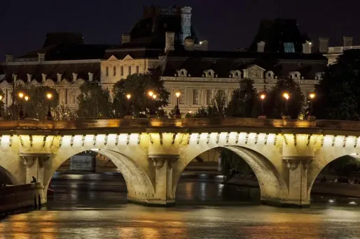 Le corps d'un homme repêché dans la Seine, les poings liés