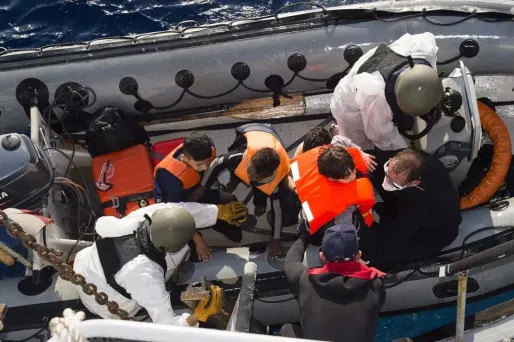 Grande-Bretagne : quatre ans de prison pour deux passeurs interpellés avec 18 Albanais dans la Manche