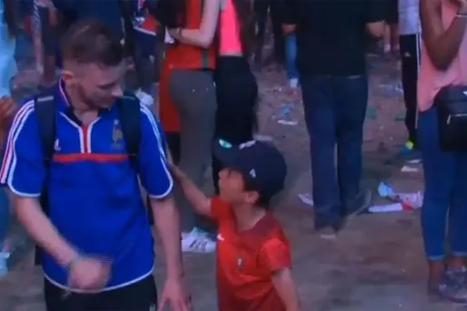 L'émouvante accolade avait fait le tour du monde.