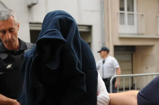Le principal suspect dans le meurtre d'Alexandre Junca est arrivé le visage dissimulé à la cour d'assises de Pau, mardi 7 juin.