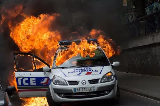 Voiture de police incendiée : un sixième suspect va être présenté au juge d'instruction