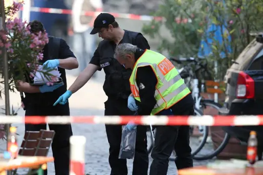 Des enquêteurs sur le site de l'attentat suicide qui a eu lieu dimanche soir, à Ansbach.