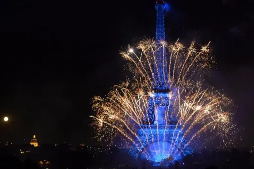 L’incontournable feu d’artifice sera tiré depuis le Champs de Mars à partir de 23h.
