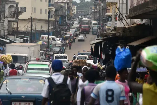 En Sierra Leone, une foule se rue sur des poulets avariés enterrés dans une décharge
