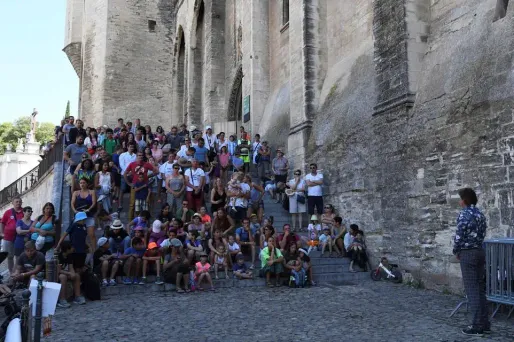 Minute de silence devant le Palis des papes à Avignon après l'attentat de Nice.