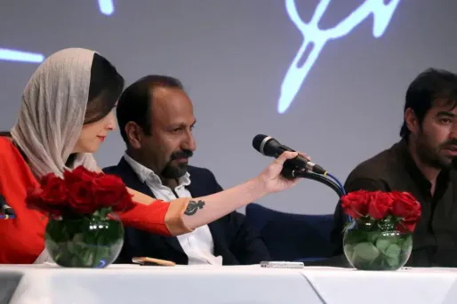 Le tatouage de Taraneh Alidousti (à gauche sur la photo) représente un poing à l'intérieur du symbole de la femme.