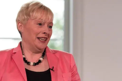 "J'annonce que je me retire de la course et que je soutiens Owen" Smith, a déclaré Angela Eagle.