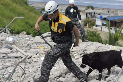 Un secouriste à l'oeuvre après le séisme qui a frappé l'Equateur en avril dernier.