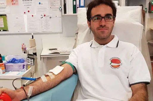 Julien, bisexuel, peut enfin donner son sang après deux années d'interdiction pour lui.