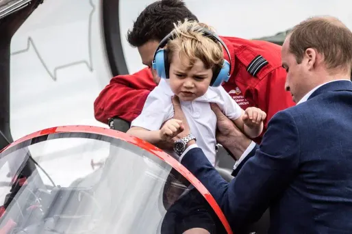 Le prince George découvre les avions de la Royal Air Force