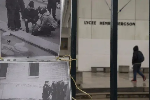 Des photos des violences policières affichées devant le lycée Bergson