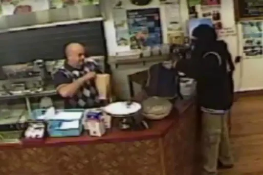 Le restaurateur a continué son travail l'air de rien.