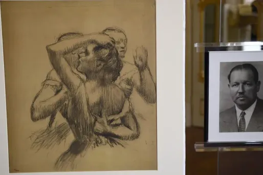 Le dessin et la photo de son ancien propriétaire, Maurice Dreyfus.