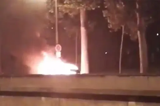 Une voiture incendiée près du Trocadero, en marge de France-Portugal