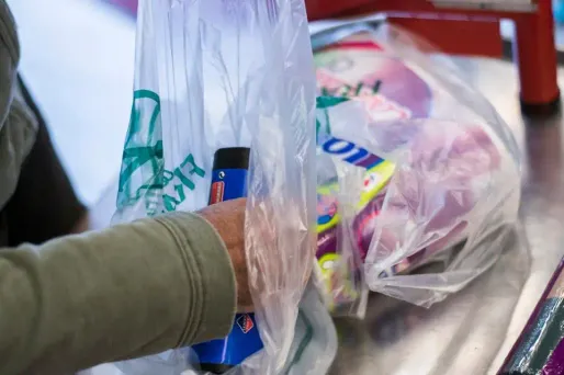 Après l'interdiction des sacs plastiques, les fabricants s'adaptent