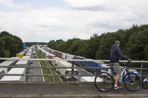 Grande-Bretagne : un pont s'effondre au-dessus d'une autoroute, un blessé