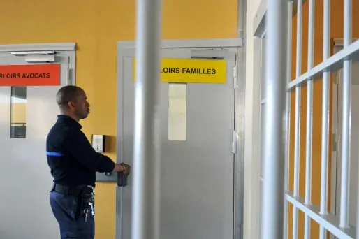 Téléphones, drogue et armes en détention : Gérald Darmanin lance une vaste campagne de contrôles aux parloirs des prisons