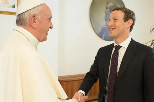 Le pape parle d'aide aux pauvres avec Mark Zuckerberg, le patron de Facebook