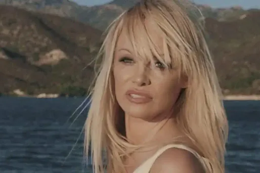 Pamela Anderson dans le nouveau clip de Julien Doré