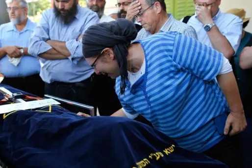 La jeune fille a été tuée dans son sommeil à coups de couteau.