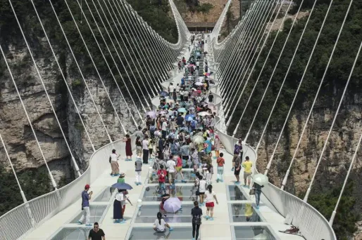 En Chine, un pont en verre perché à 300 mètres au dessus du sol ouvre au public