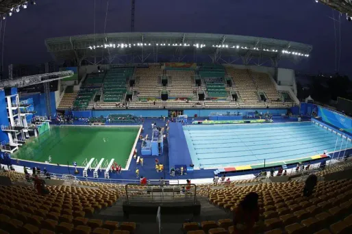 Le bassin du plongeon, à gauche, est loin d'être bleu…