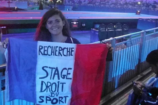 L'étudiante niçoise Eléonore Kazazian-Balestas arbore sa demande de stage sur un drapeau, dans les tribunes des JO de Rio 2016 - 1280