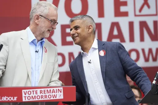 Jeremy Corbyn et Sadiq Khan, le 22 juin 2016, durant un meeting à Londres.