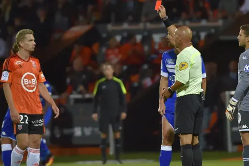 Samedi face à Bastia, le Lorientais Benjamin Jeannot a bousculé l'arbitre et écopé d'un carton rouge.